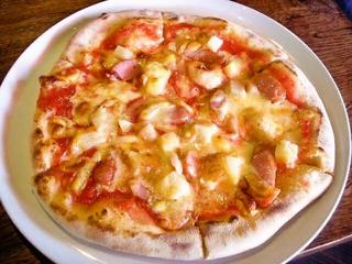 粗挽きポークソーセージとポテトのトマトソースピザ