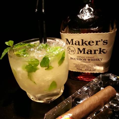 オシャレなカクテルも美味しい、ショット　バー　ルーツ