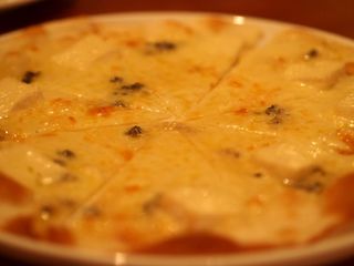 いろいろチーズのピザ