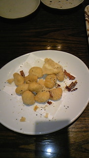 揚げニョッキとベーコン盛り合わせ