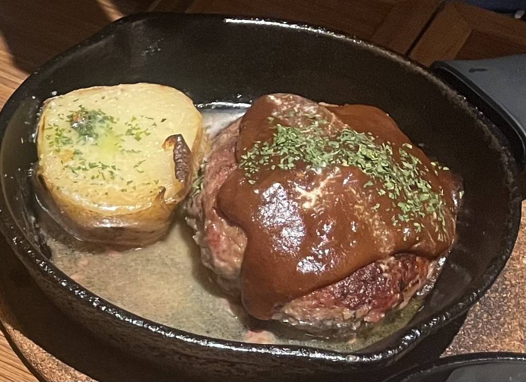 自家製ハンバーグ（デミグラス・オニオンソース・わさびと塩）前菜セット、スープデザート