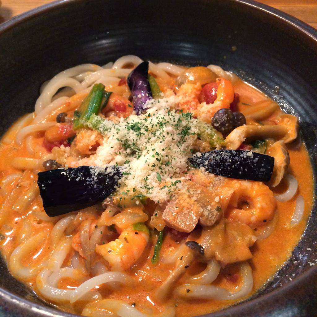 ぷりぷり海老と彩り野菜のトマトクリームうどん