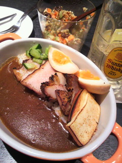 燻製全部載せ　（チーズ、卵、チキン、ベーコン）スパイシー燻製カレー［中辛］