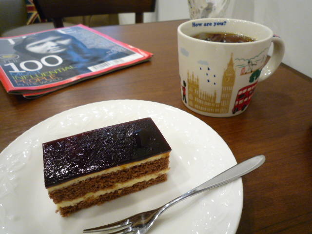 日替わりケーキセット　白ゴマと黒蜜のケーキとアイスティー