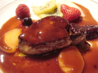 鴨のフォアグラのポワレ、コンポートにした自家製フルーツチャツネ添え