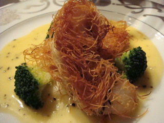 海苔とカダイフで巻いた沖カサゴのグージョネット　トリュフバターソース