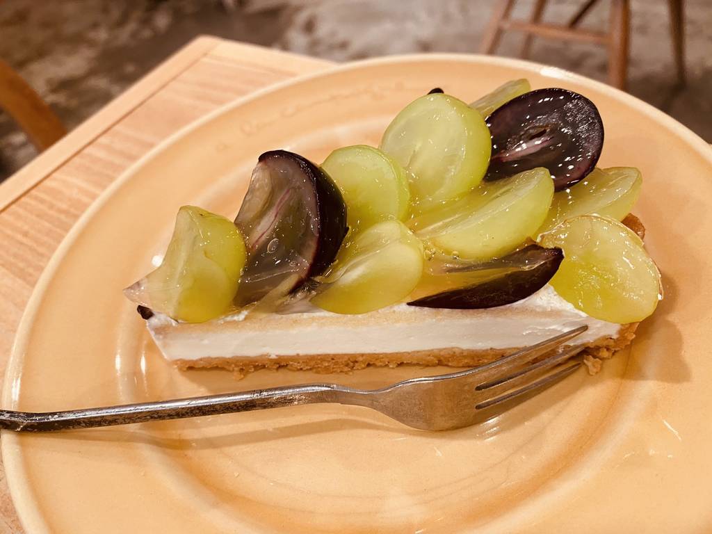 シャインマスカットとナガノパープルのタルト