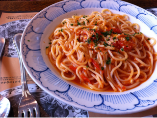 フレッシュトマトとモッツアレラのパスタ