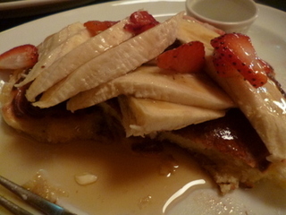 バビーズ　サワークリームパンケーキ、苺＆バナナ添え