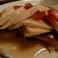 バビーズ　サワークリームパンケーキ、苺＆バナナ添え