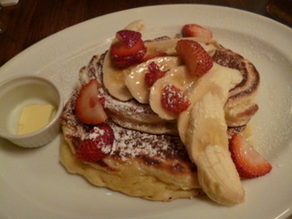 バビーズ　サワークリームパンケーキ、苺＆バナナ添え