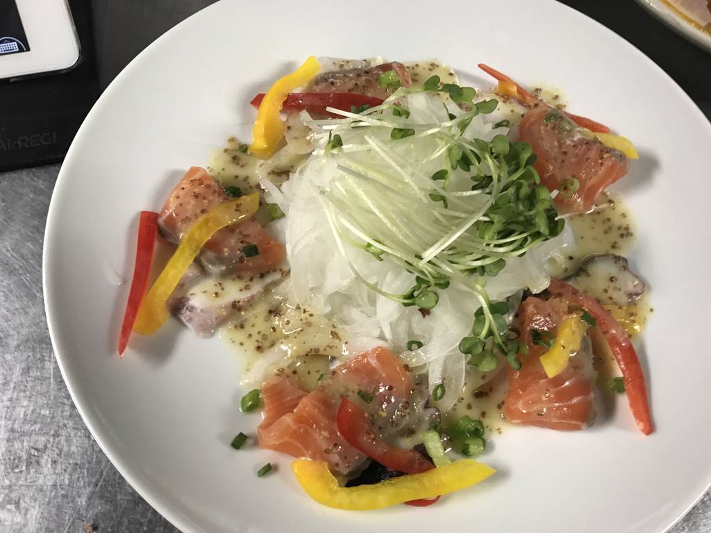 特製イタリアンドレッシングでいただく海鮮カルパッチョ