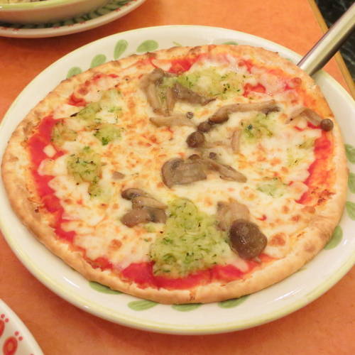 野菜ときのこのピザ