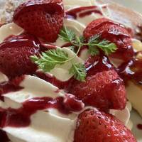 苺とクレームブリュレのパンケーキ～フランボワーズソース～