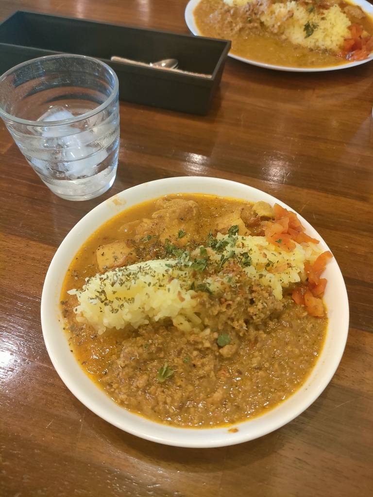 キーマとチキンのあいがけカレー