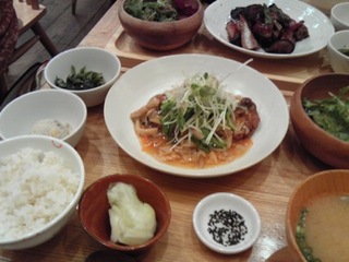 五穀ひじきと豆腐のハンバーグ　野菜あえ