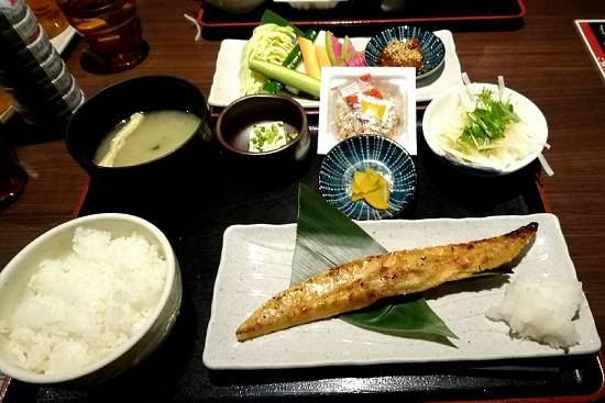 サーモンのハラス焼き定食