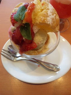 いちごシューパフェ