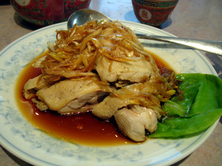 蒸し鶏の醤油ソース掛け