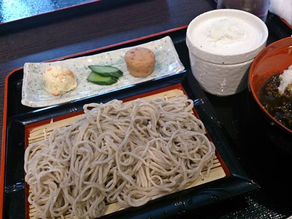 そば屋が本気で考えた丼とこだわりの蕎麦のセット