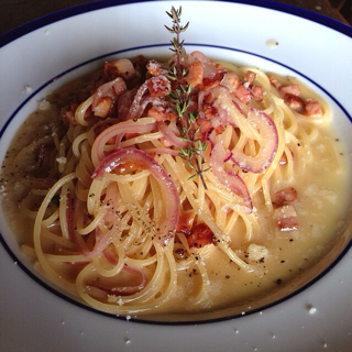 赤玉ねぎ・タイム・ベーコン・ハチミツのパスタ