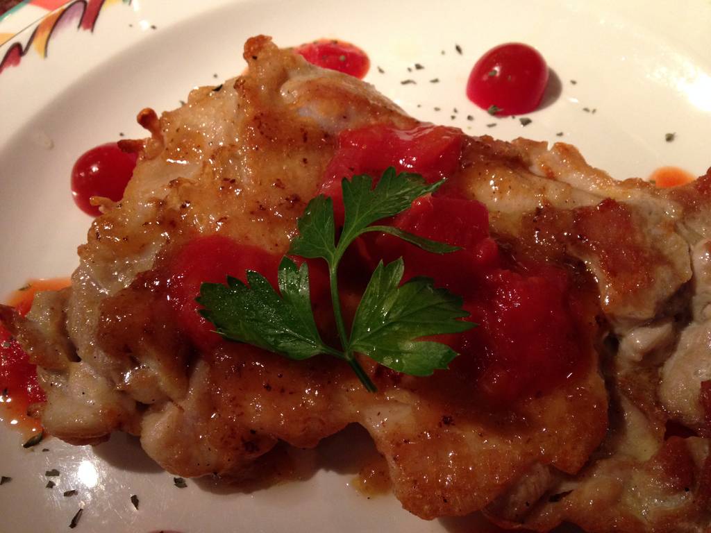 チキンのグリルのフレッシュトマトとコンソメソース