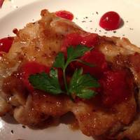 チキンのグリルのフレッシュトマトとコンソ…