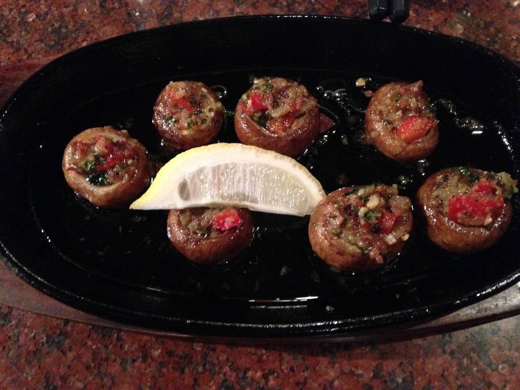 詰め物をしたマッシュルームのオイル焼き