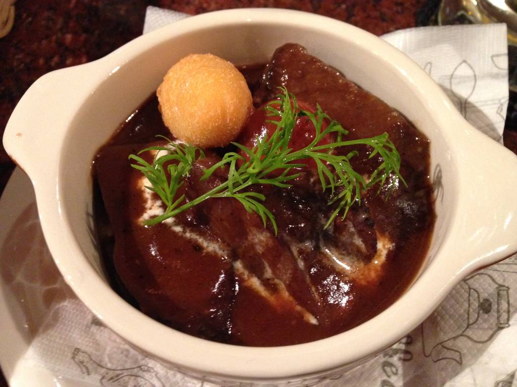 牛ほほ肉の赤ワイン煮