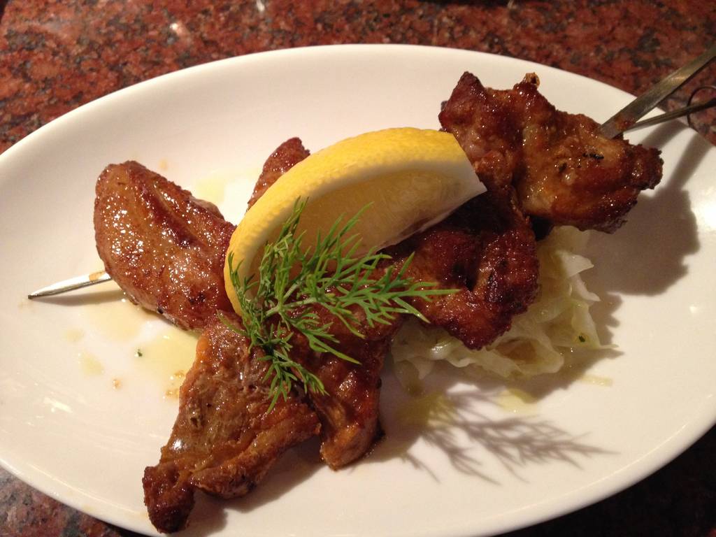 ピンチョモルーノ　スパイス漬け豚肉の串焼き