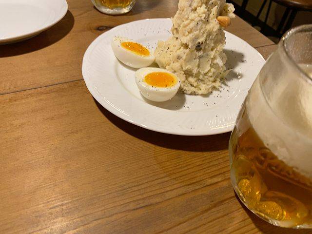 ピルスナーウルケル（ビール）とポテサラ