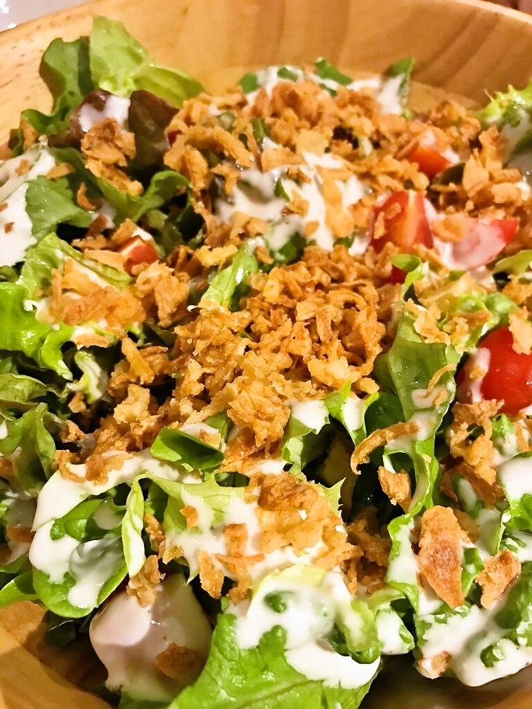 トマトとクラッシュオニオンのサラダ