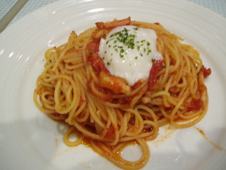 ベーコンとしめじのピリ辛トマトソース温泉たまご添え