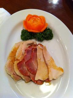 チャーシューと蒸し鶏のネギソースかけ