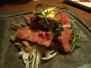 牛ロースのグリル　すりおろしオニオンソース