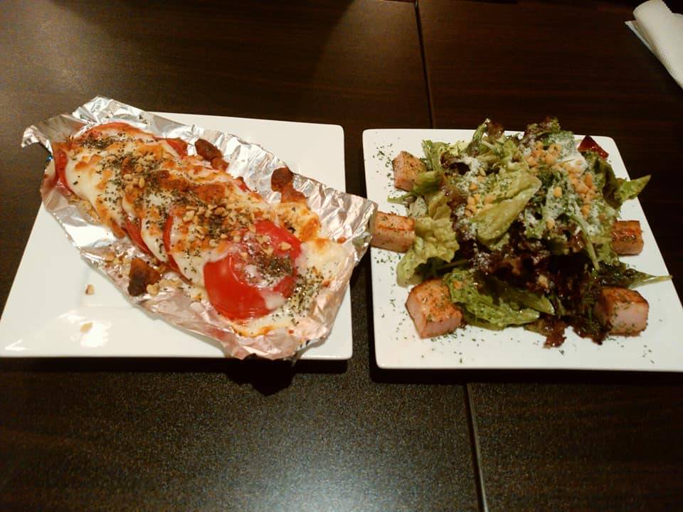 サラダ３８０円　トマトのチーズ焼き４００円