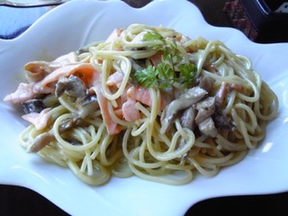 スモークサーモンとキノコの抹茶スパゲッティ