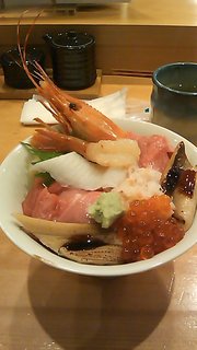 海鮮てんこもり丼