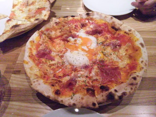 生ハムと半熟卵ピッツァ