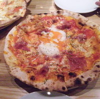 生ハムと半熟卵ピッツァ