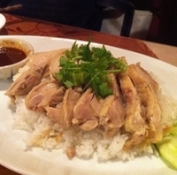 蒸し鶏のせ炊き込みご飯「カオ・マン・ガイ」