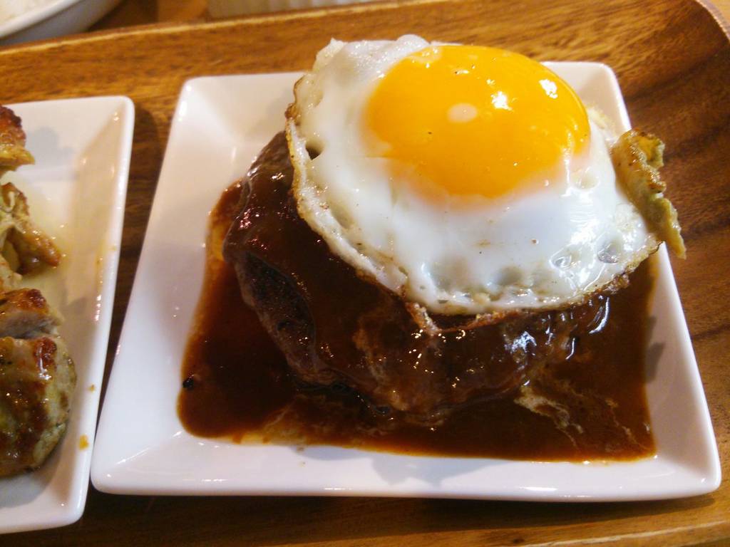 ハンバーグとチキンのコンビランチ