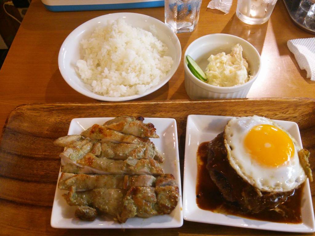 ハンバーグとチキンのコンビランチ