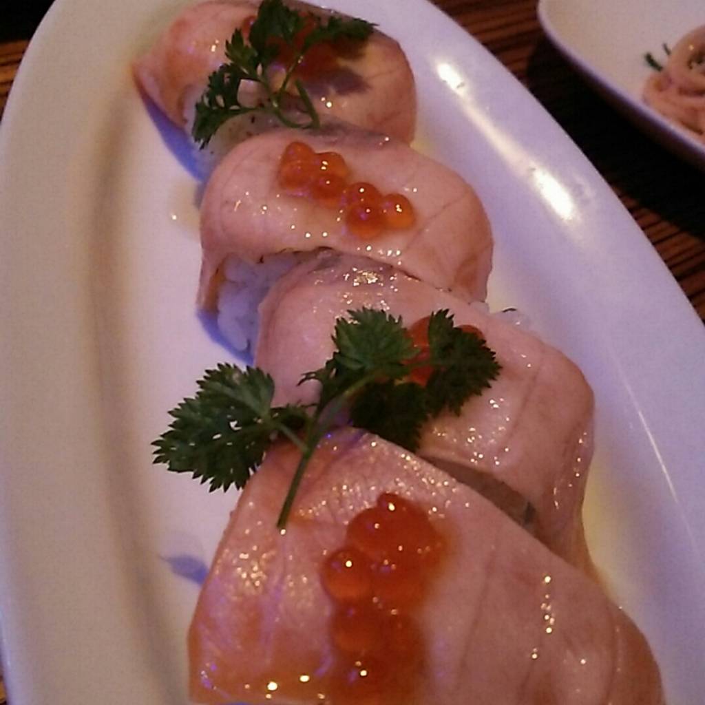 炙りサーモンとイクラの親子ロール寿司