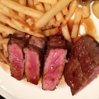 牛サーロインステーキとポテトフライ　パン