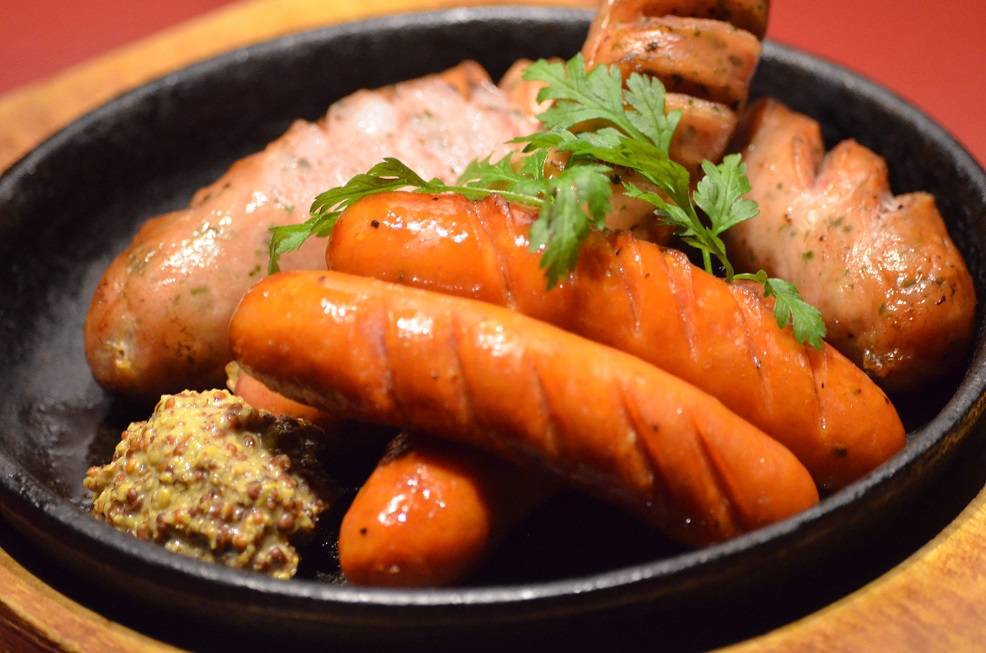 グリルソーセージ　ペペロンチーノ　　名前忘れたピザ　前菜盛り合わせ