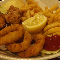 から揚げ・オニオンリング・ポテトフライ盛…