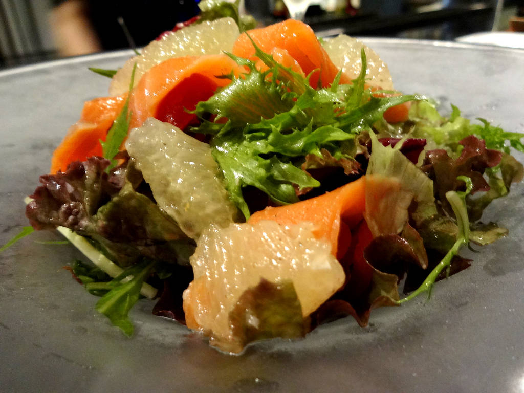 スモークサーモンとグレープフルーツの爽やかサラダ