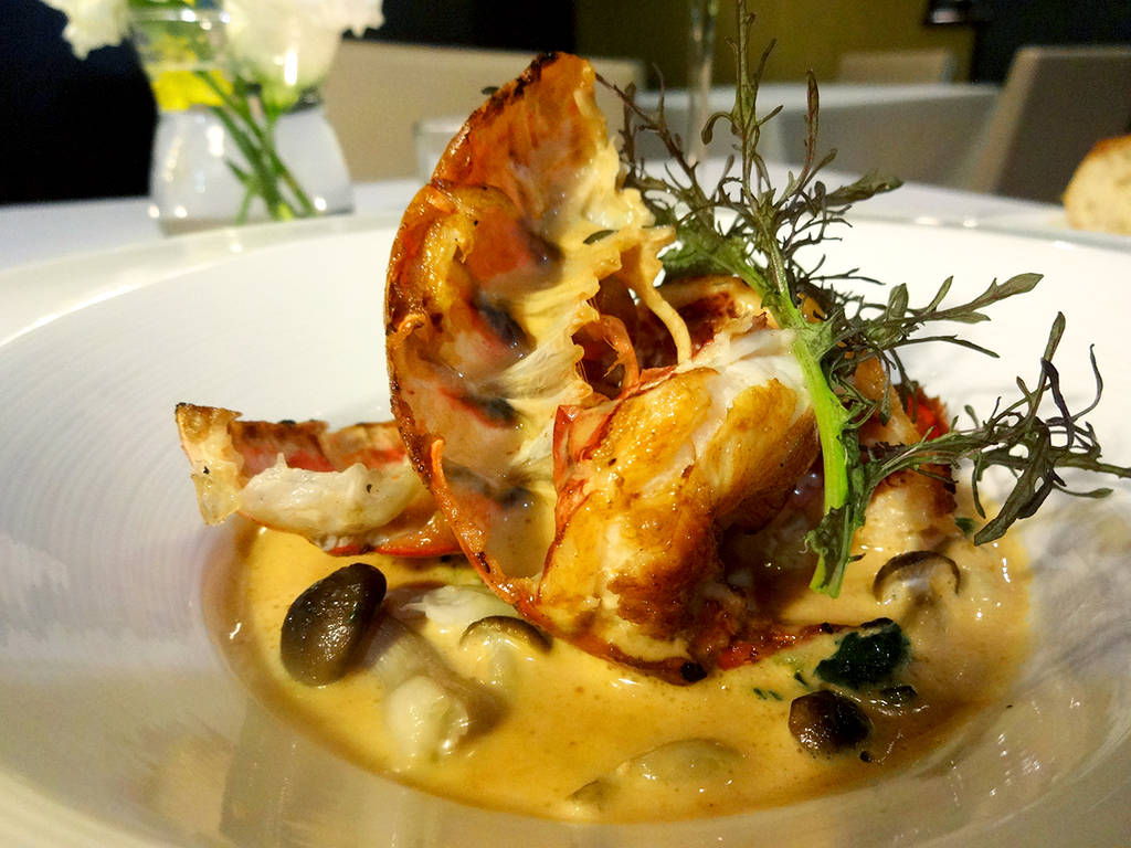 オマール海老のポワレ　アメリケーヌソース（ファーストクラスコース）