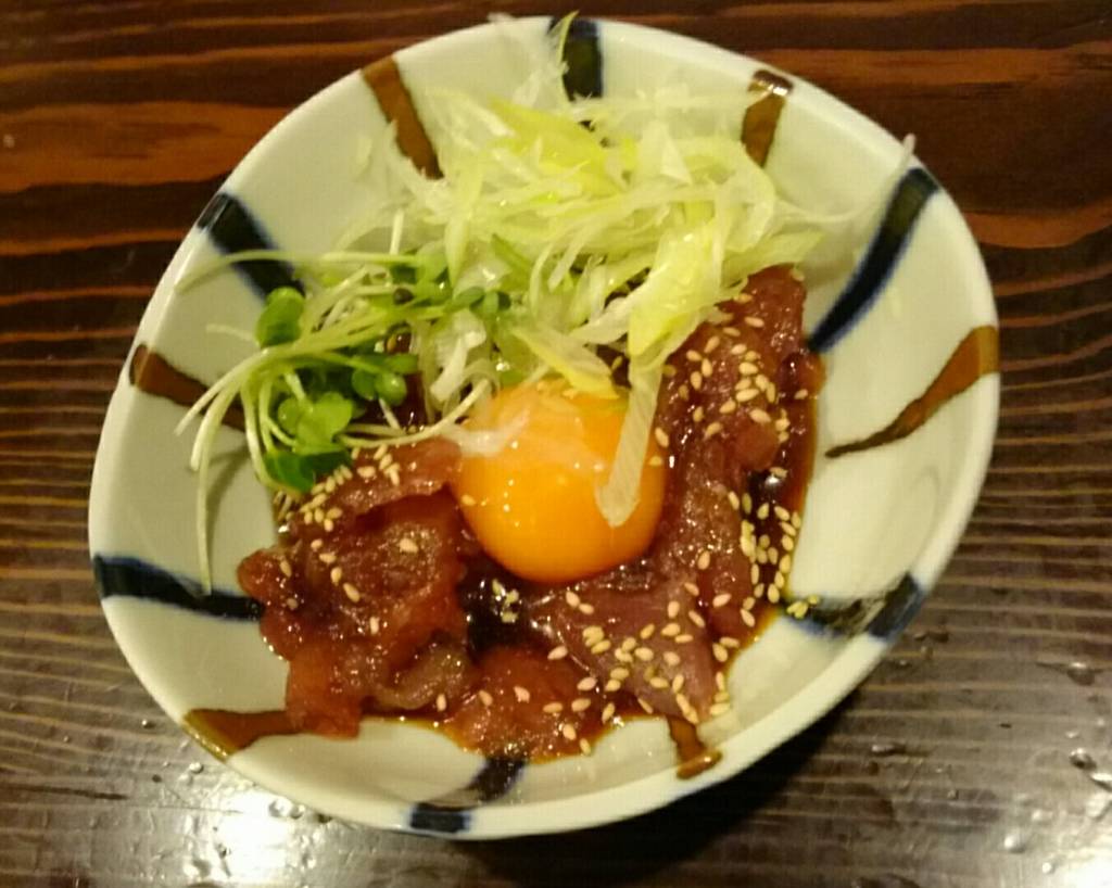 まぐろユッケのトロトロ黄身添え